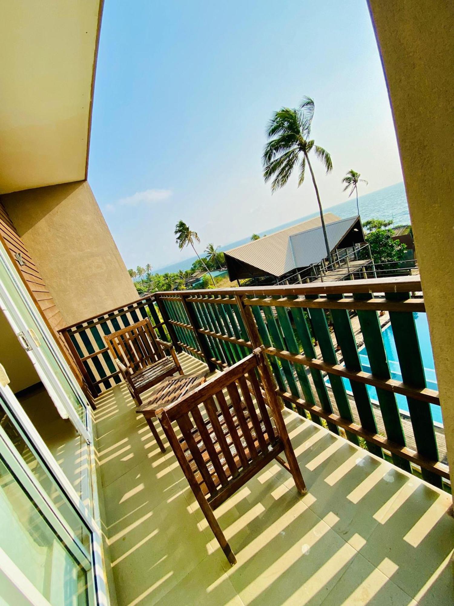 Saprin Beach Resort Uswetakeiyawa Exterior photo