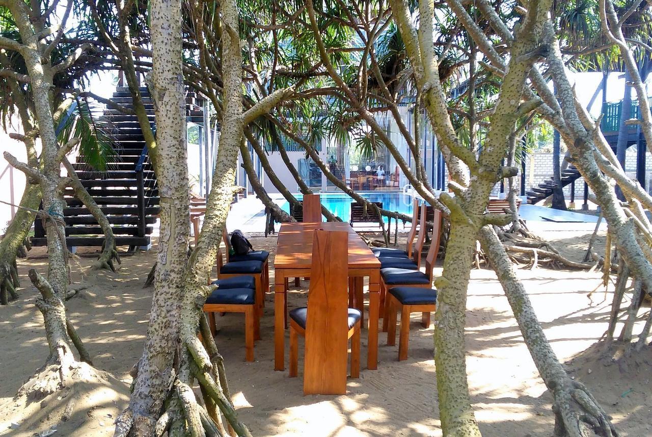 Saprin Beach Resort Uswetakeiyawa Exterior photo