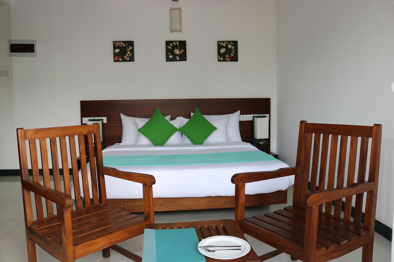 Saprin Beach Resort Uswetakeiyawa Exterior photo