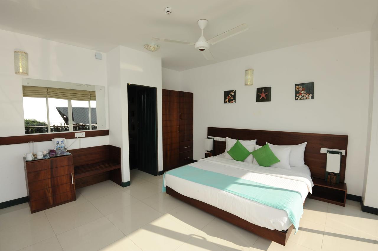 Saprin Beach Resort Uswetakeiyawa Exterior photo