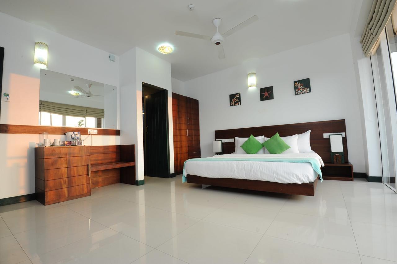 Saprin Beach Resort Uswetakeiyawa Exterior photo