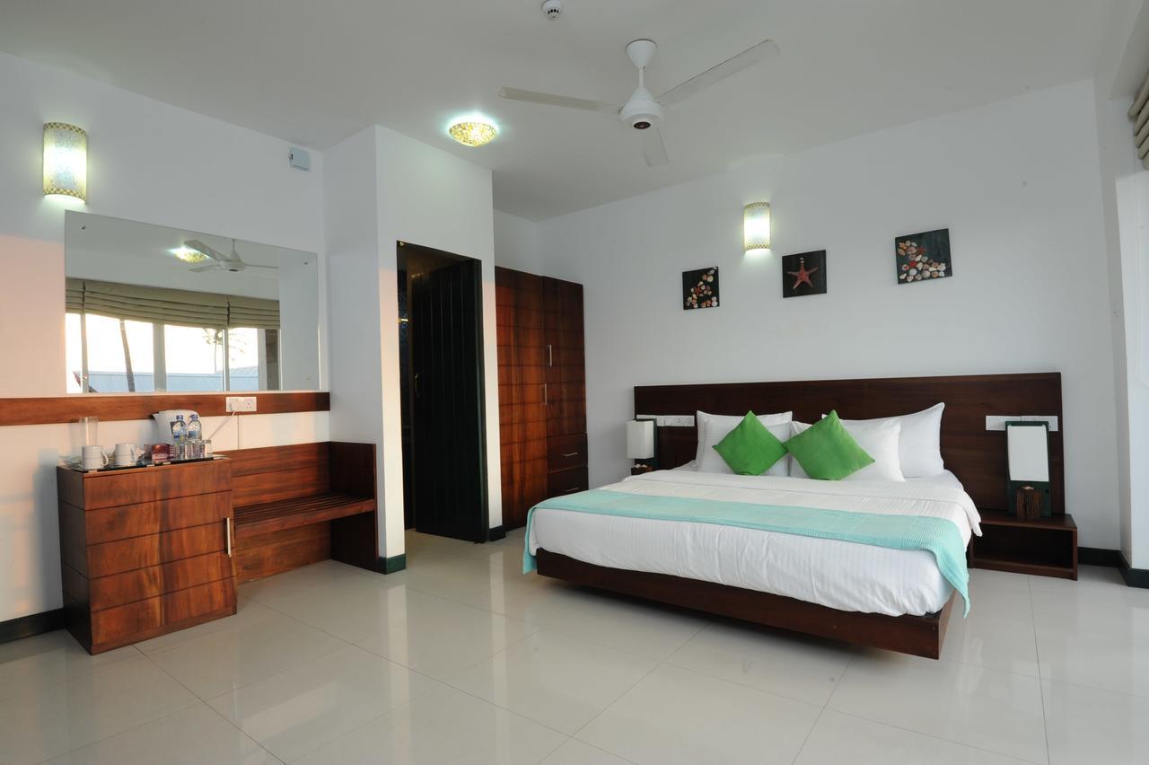 Saprin Beach Resort Uswetakeiyawa Exterior photo