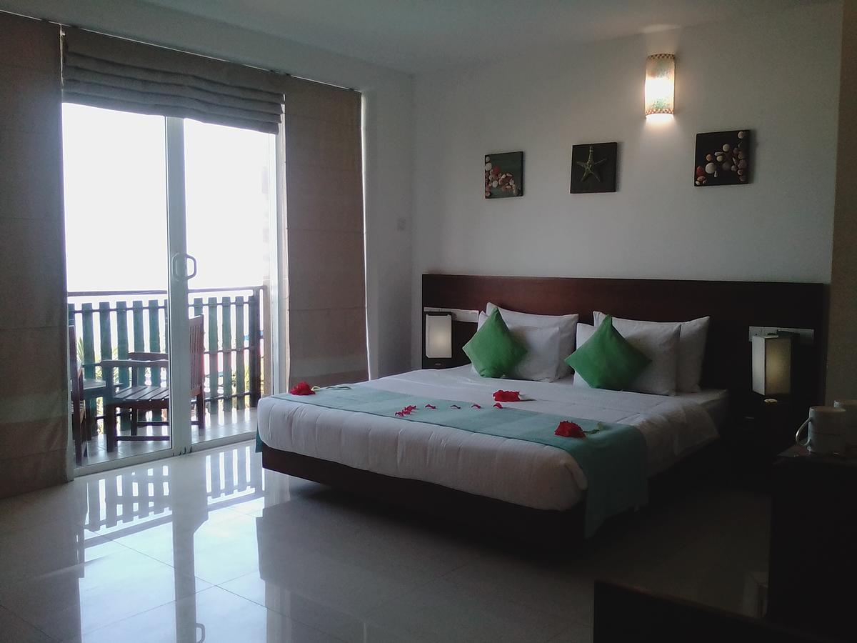 Saprin Beach Resort Uswetakeiyawa Exterior photo