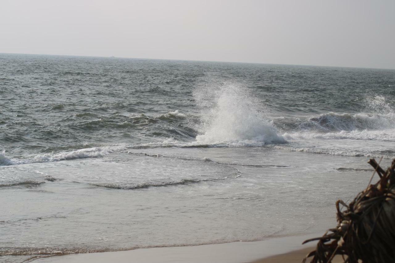 Saprin Beach Resort Uswetakeiyawa Exterior photo