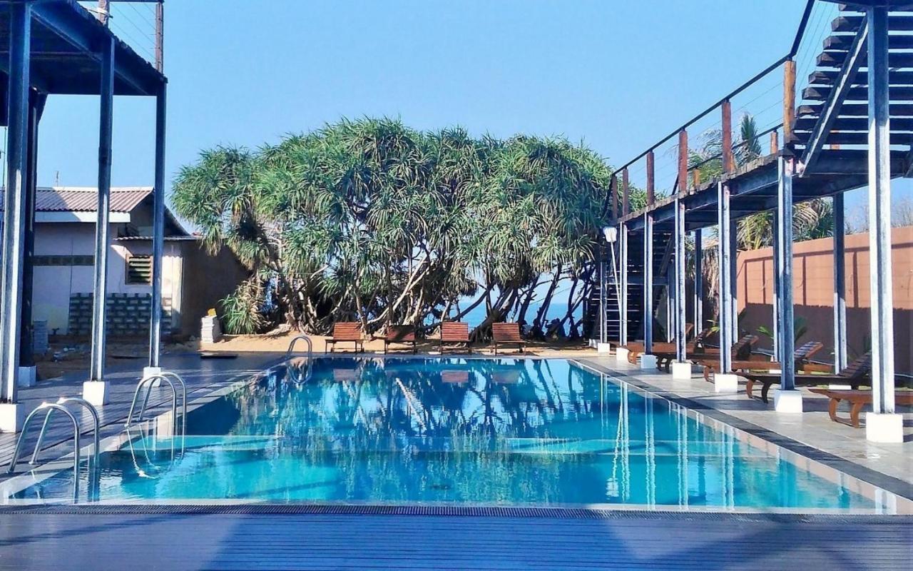 Saprin Beach Resort Uswetakeiyawa Exterior photo